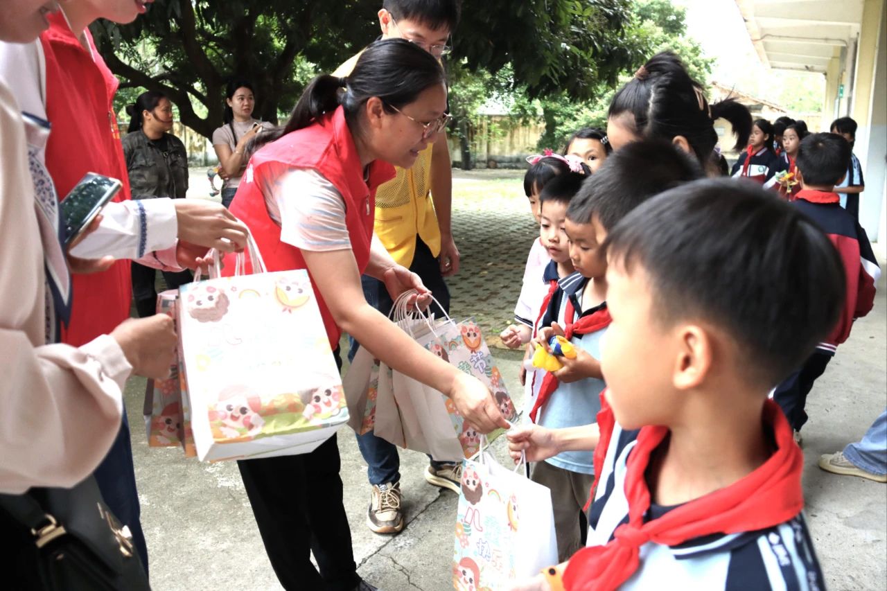 情暖童心助成長(zhǎng) 國(guó)企擔(dān)當(dāng)促振興——南寧交投集團(tuán)開(kāi)展“關(guān)愛(ài)兒童成長(zhǎng) 助力鄉(xiāng)村振興”志愿服務(wù)活動(dòng)